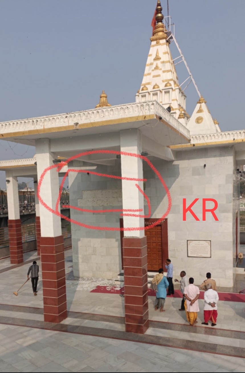 #पशुपतिनाथ सहस्रलिंग मंदिर में आज अचानक टाइल्स टूट कर गिरी... गनीमत है किसी भक्त को नही लगी...!