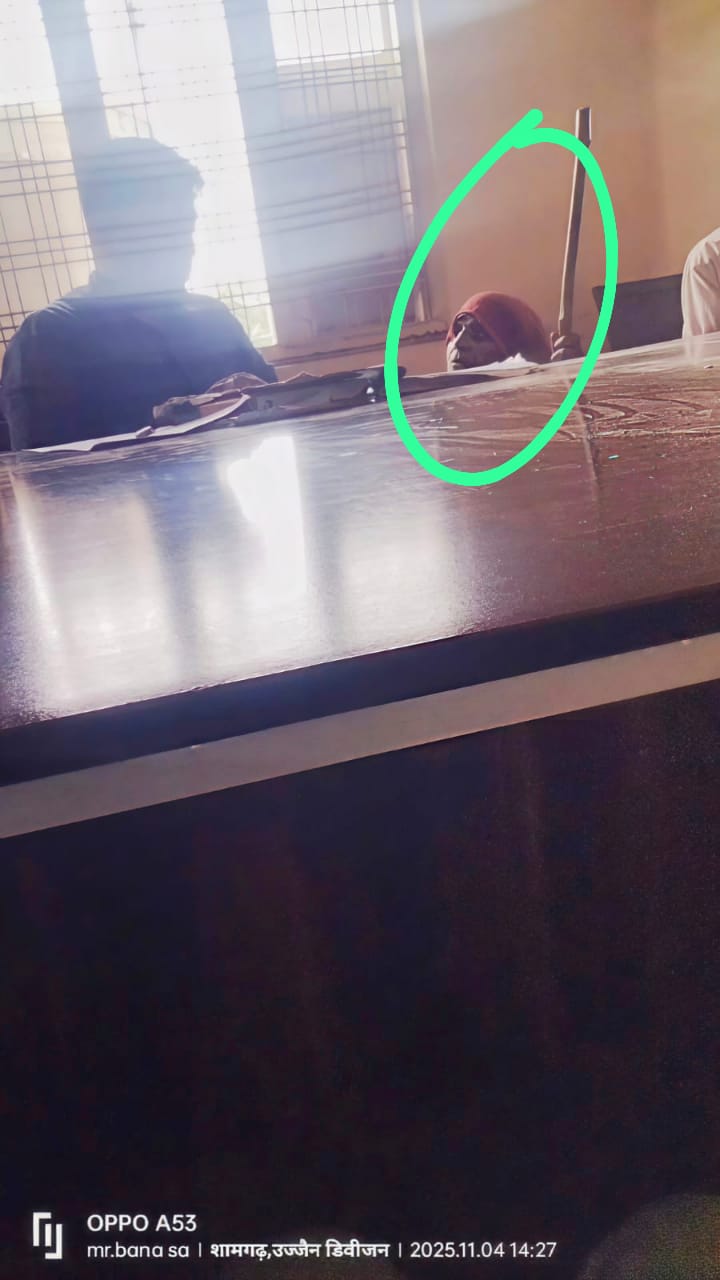 #सिस्टम से भी ज्यादा भारी शामगढ़ का कटलाना पटवारी... जिसने फरियादी दलित महिला को पैरों में बिठाकर बात की...?